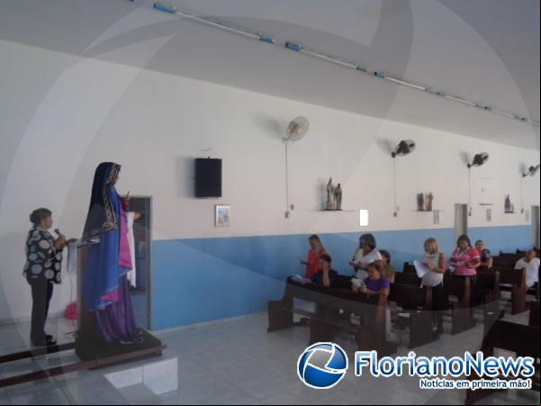 Mulheres participaram da Procissão da Senhora da Soledade em Floriano.(Imagem:FlorianoNews)