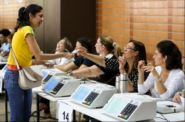 Mesários a serviço da Justiça Eleitoral(Imagem:Marcelo Camargo/ Agência Brasil)