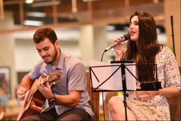 Cantora piauiense Luana Campos e o marido, Garen Vilarinho.(Imagem:Clériston Medeiros/ Divulgação)