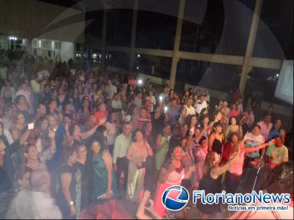 Jerry Adriani emociona público durante show em Floriano.(Imagem:FlorianoNews)