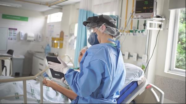 Paciente internado na UTI conversando com parentes e amigos por meio da visita virtual. (Imagem: Ascom Unimed Teresina)