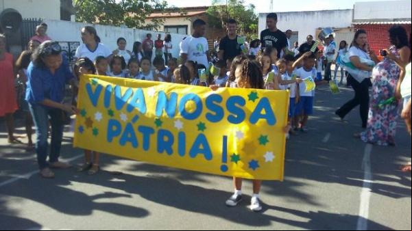 Alunos da educação infantil participam do desfile cívico antecipado.(Imagem:SECOM)