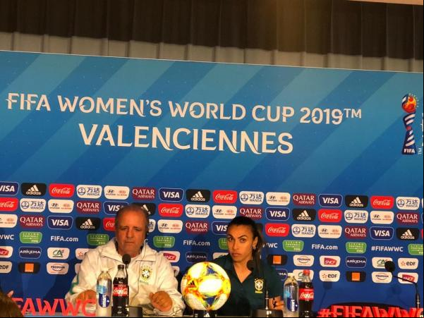 Vadão e Marta em entrevista coletiva nesta segunda-feira.(Imagem:Amanda Kestelman / GloboEsporte.com)