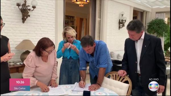Ana Maria e Johnny Lucet se casam em cerimônia com a família.(Imagem:TV Globo)