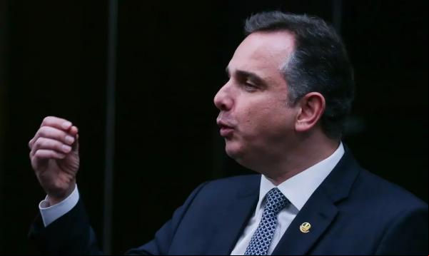 Presidente do Congresso Nacional, Rodrigo Pacheco durante coletiva depois da reunião/almoço com ministros do STF.(Imagem:Lula Marques/ Agência Brasil)
