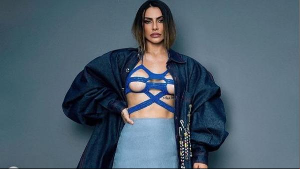 Cleo Pires é uma mulher de opiniões e atitudes ousadas. Nesta quinta-feira (19), a atriz publicou o ensaio de uma marca de roupa em que os seios ficaram à mostra. Em cima de uma ca(Imagem:Reprodução)