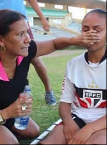 Sem ambulância, presidente de clube reanima jogadora com tapas e álcool.(Imagem:G1 PI)