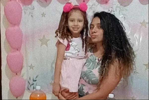 Francisca Maria de Carvalho e a filha Agnes Carvalho de Moura, de 5 anos; criança morreu com sinais de envenenamento.(Imagem:Arquivo Pessoal)