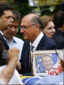 O governador de São Paulo, Geraldo Alckmin (PSDB), no velório de Eduardo Campos.(Imagem:Ricardo Moraes /Reuters)