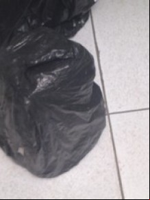 Suspeito utilizou pedra de 20 quilos para matar travesti.(Imagem:Juliana Barros/G1)