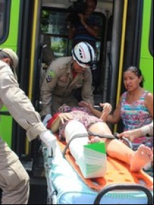ageira de ônibus ou mal após colisão e foi socorrida.(Imagem:Catarina Costa / G1)