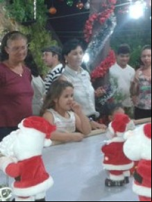Adultos e crianças ficam fascinados com os papais noéis em Teresina.(Imagem:Gilcilene Araújo/G1)