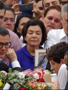 A mãe de Eduardo Campos, a ex-deputada e ministra do TCU Ana Arraes, ao lado de polÃticos do PSB, no velório de Campos.(Imagem:Lucas Liausu/Globoesporte. com)
