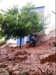 Muro de encosta desabou após chuva em Picos.(Imagem:Hítalo Rodrigues/TV Clube)