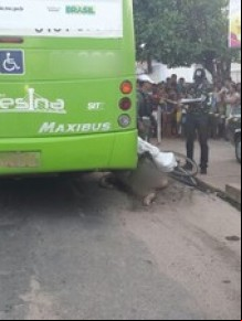 Mulher se desequilibrou ao ar por lombada e foi atropelada pelo ônibus.(Imagem:Felipe Pereira)