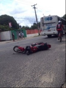 Após atropelar o casal, assaltantes abandonaram o veículo e fugiram em Teresina.(Imagem:Catarina Costa / G1)