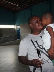 Elisan Araújo é pai de uma das crianças e diz gostar do trabalho de Irmã Graça.(Imagem:Patrícia Andrade/G1)