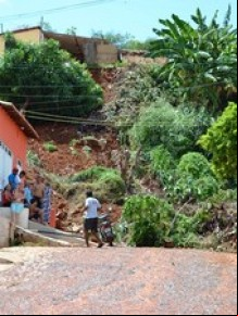 Casas próximo a encosta ameaçam desabar.(Imagem:Jaqueline Figueredo / Portal Grande)