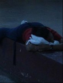 A atleta Tereza preferiu tirar um cochilo enquanto esperava a chegada do ônibus.(Imagem:Wenner Tito)