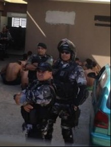 Presos foram levados para o pátio da delegacia e aram por vistoria.(Imagem:Juliana Barros/G1)