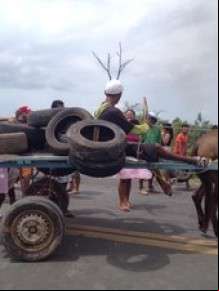 Moradores chegaram a levar pneus em carroça para queimar na pista.(Imagem: Juliana Barros/G1)