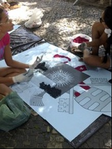 Fiéis fazem 100 metros de tapetes de serragem em Teresina.(Imagem:Gilcilene Araújo/G1)