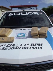 Foi apreendido 13 quilos de maconha prensada embaladas em tabletes.(Imagem:Socorro Pereira/Portal Jenipapo)