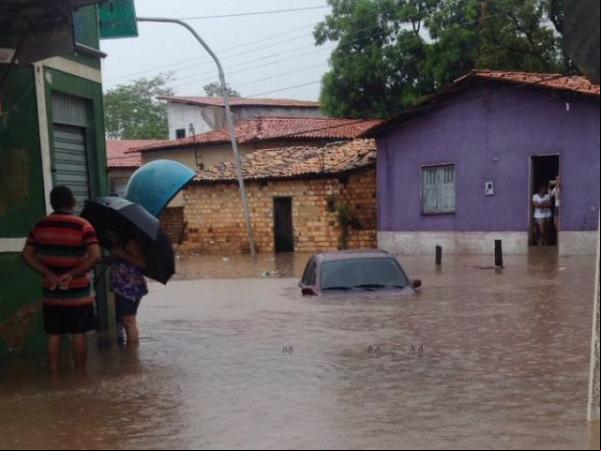 Após noite de forte chuva, Floriano amanhece com pontos de alagamento.(Imagem:Internauta)