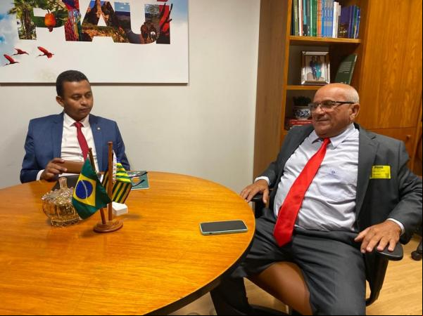 Vereador Antônio José discute pautas para o desenvolvimento de Floriano em visita ao Gabinete do Deputado Federal Francisco Costa..(Imagem:Divulgação )