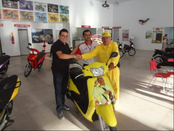 Repórter Amarelinho é presenteado com nova motocicleta.(Imagem:FlorianoNews)