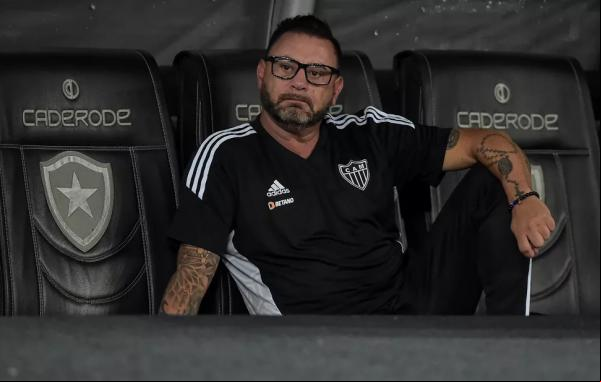 Turco Mohamed, técnico do Atlético-MG, acompanha o jogo contra o Botafogo.(Imagem: Thiago Ribeiro/AGIF )
