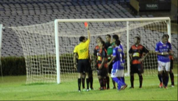 Antônio Dib ainda expulsou lateral do Flamengo-PI após bate-boca.(Imagem:Emanuele Madeira)