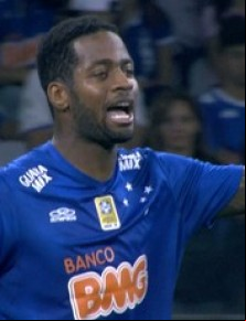 Dedé, do Cruzeiro, está suspenso e não enfrenta o Bahia na quinta-feira.(Imagem:Reprodução/Sportv)