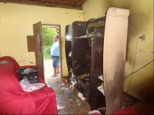 Curto circuito causa incêndio em residência.(Imagem:FlorianoNews)