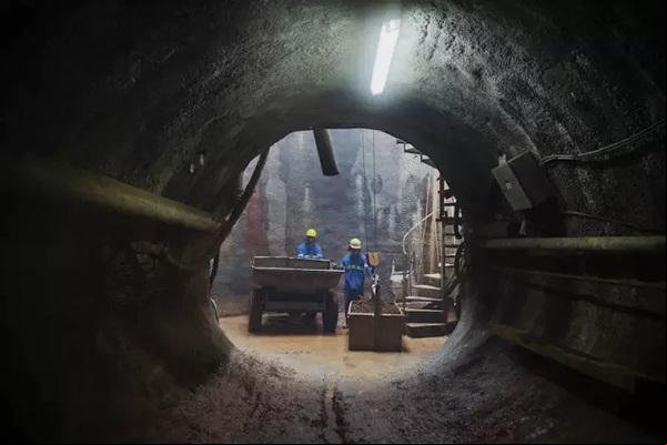 Operários trabalham em construção de túnel de esgoto.(Imagem:Lalo de Almeida/Folhapress)
