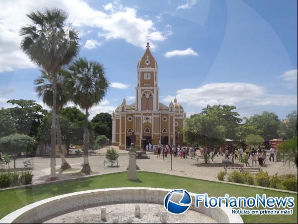Fiéis participaram da Procissão do Senhor Ressuscitado em Floriano.(Imagem:FlorianoNews)