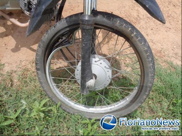Polícia Militar encontra moto abandonada no meio do mato em Floriano.(Imagem:FlorianoNews)