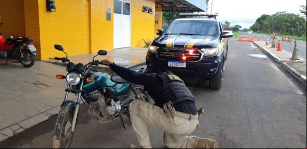 O homem de 18 anos conduzia a motocicleta Honda/Cg 125 Titan Ks no momento da abordagem.(Imagem:Divulgação/PRF)