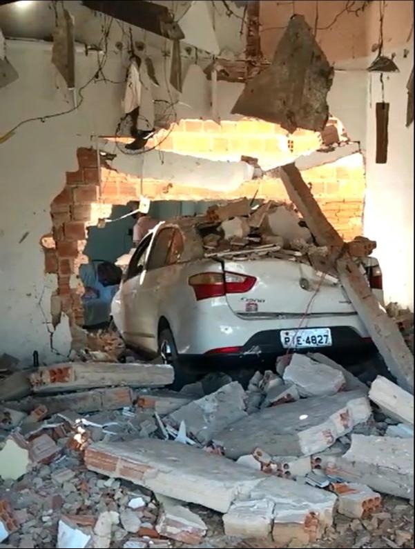Motorista perde o controle da direção e carro invade duas casas na Zona Norte de Teresina(Imagem:Reprodução)