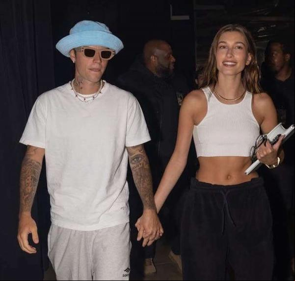 Além disso, a fonte contou que assim como o músico fez tudo pela amada quando ela sofreu um mini derrame, Hailey também está apoiando e cuidando do amado: Entre o susto de saúde d(Imagem:Reprodução)