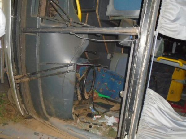 Ônibus tomba na rotatória da BR-230 e deixa ageiros feridos em Floriano.(Imagem:FlorianoNews)
