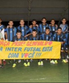 Ajax/Inter entra com faixa homenageando ex-técnico; jogo reservava fortes emoções.(Imagem:Wenner Tito)