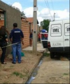 Perícia criminal da Delegacia de Homicídios esteve no local.(Imagem:Gilcilene Araújo/G1)