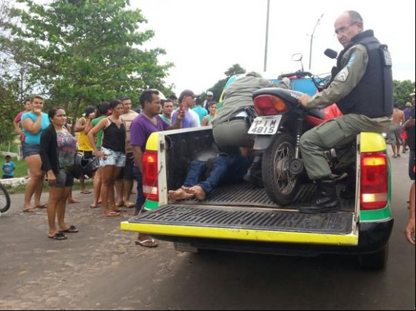 Sargento Edmar (à direita), pouco tempo antes de cair da viatura.(Imagem:Jota Júnior/Arquivo Pessoal)
