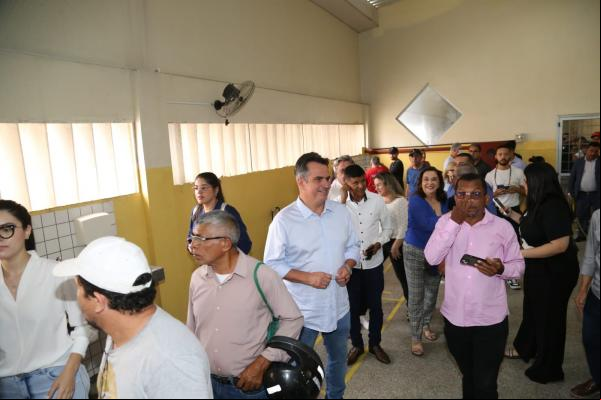 Ciro percorre ruas do Centro, tem contato com populares e almoça no Restaurante Popular(Imagem:Divulgação)