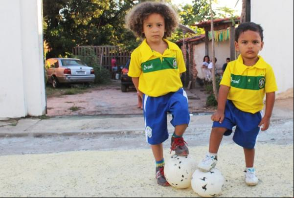 Sósias de Thiago Silva e David Luiz durante partida contra Camarões na segunda-feira.(Imagem:Daniel Cunha)