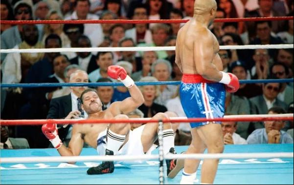 Maguila e George Foreman, em 1990.(Imagem:Agência AP)
