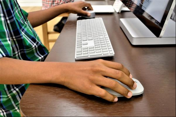 66% dos brasileiros de 9 a 17 anos não am a internet em casa(Imagem:Reprodução)