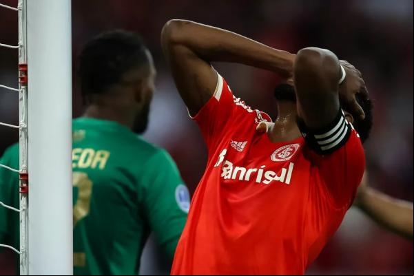 Edenilson lamenta em Inter x Melgar.(Imagem:Pedro H. Tesch/AGIF )