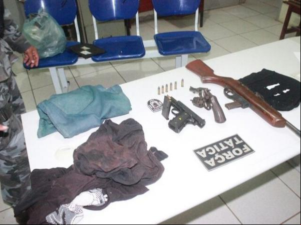 Material apreendido com suspeitos de realizar assaltos em Acuã no Piauí.(Imagem:Divulgação/PM)